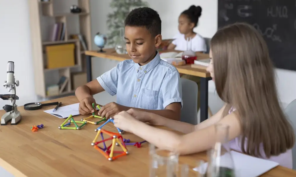 Atividades Criativas. Despertar o interesse pela ciência e pelo conhecimento pode ser muito divertido com experiências simples que podem ser realizadas em casa.